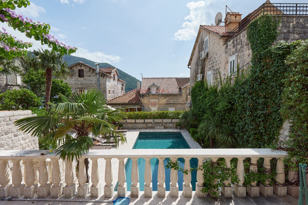 Casa en Kotor, Montenegro, 381 m² - imagen 2