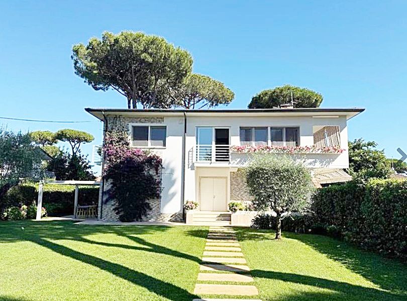 Maison à Forte dei Marmi, Italie, 256 m² - image 1