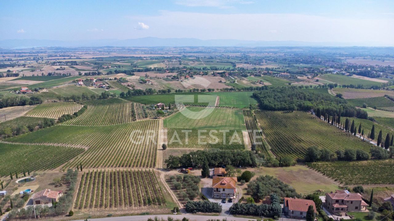 Granja en Montepulciano, Italia, 436.5 m² - imagen 1