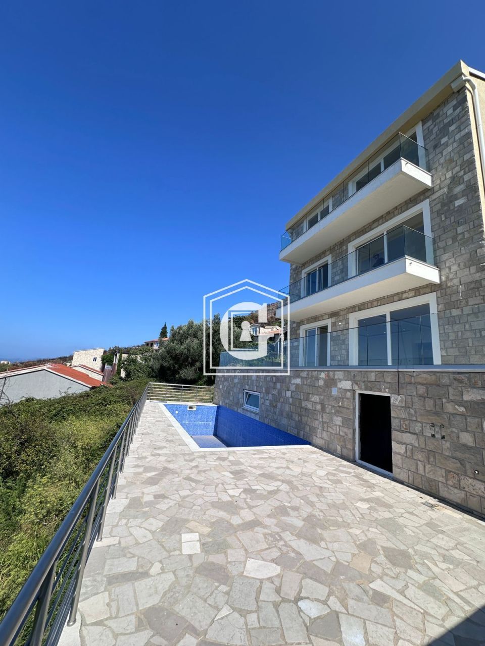 Villa en Rezevici, Montenegro, 217 m² - imagen 1