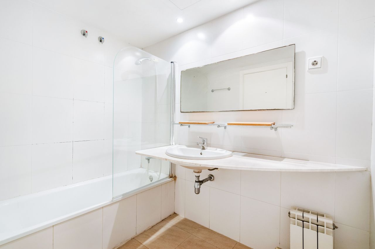 Flat in Barcelona, Spain, 144 m² - picture 15