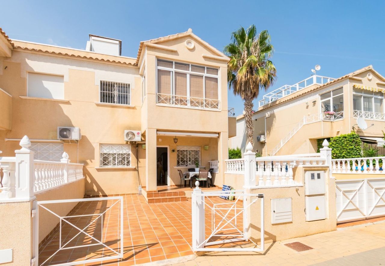 Bungalow in Torrevieja, Spain, 132 260 m² - picture 1