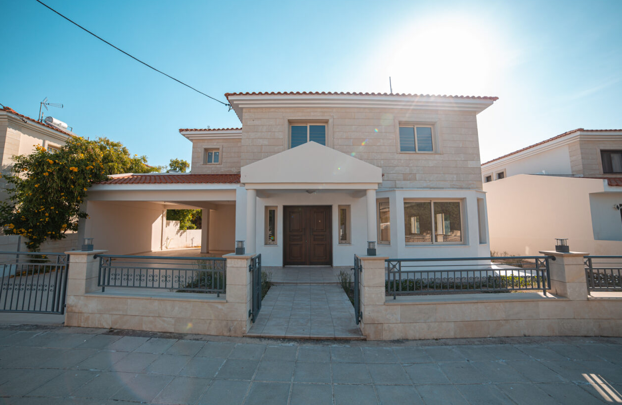 Maison à Latsia, Chypre, 290.49 m² - image 1