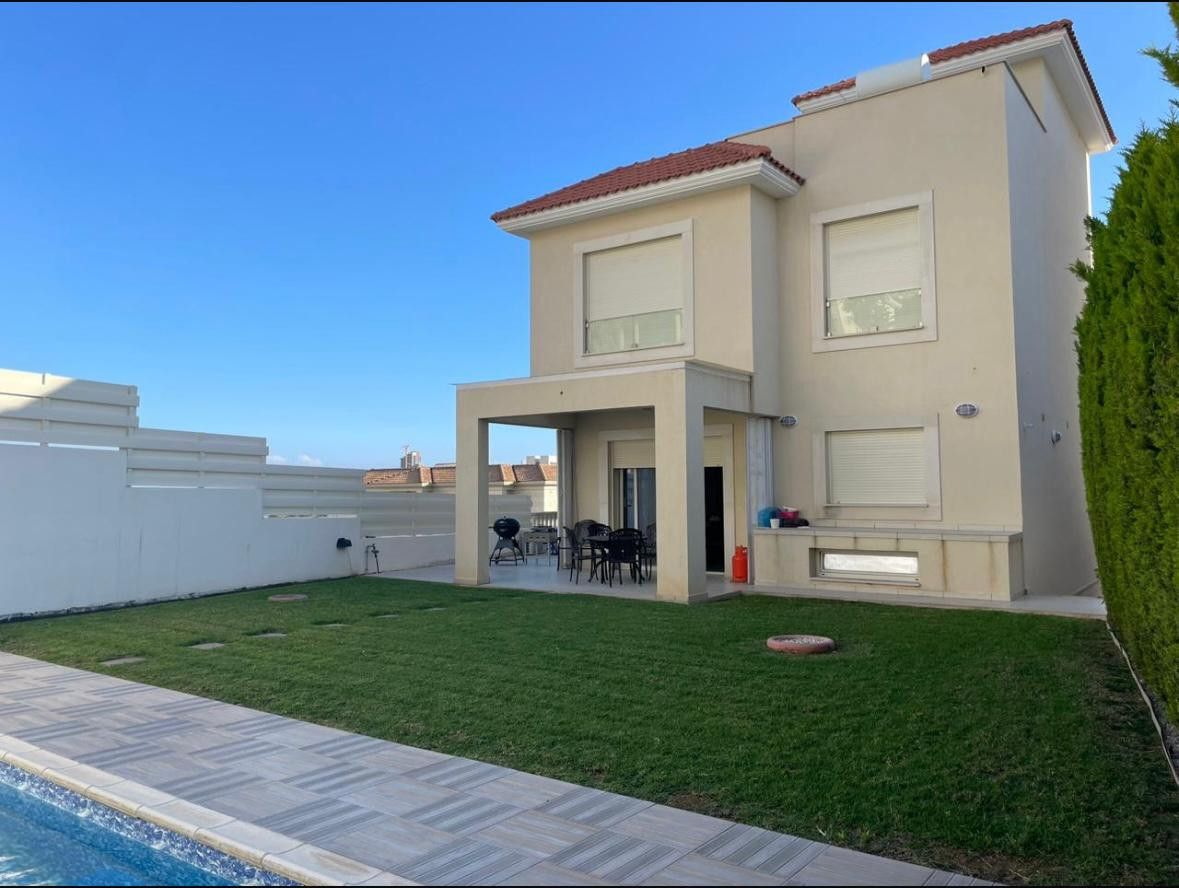 Casa en Germasogeia, Chipre, 260 m² - imagen 1