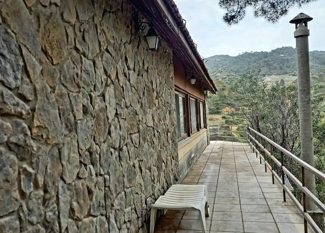 House in Moniatis, Cyprus, 350 m² - picture 1