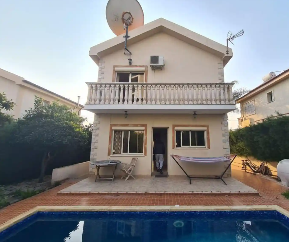 Maison à Agios Athanasios, Chypre, 450 m² - image 1