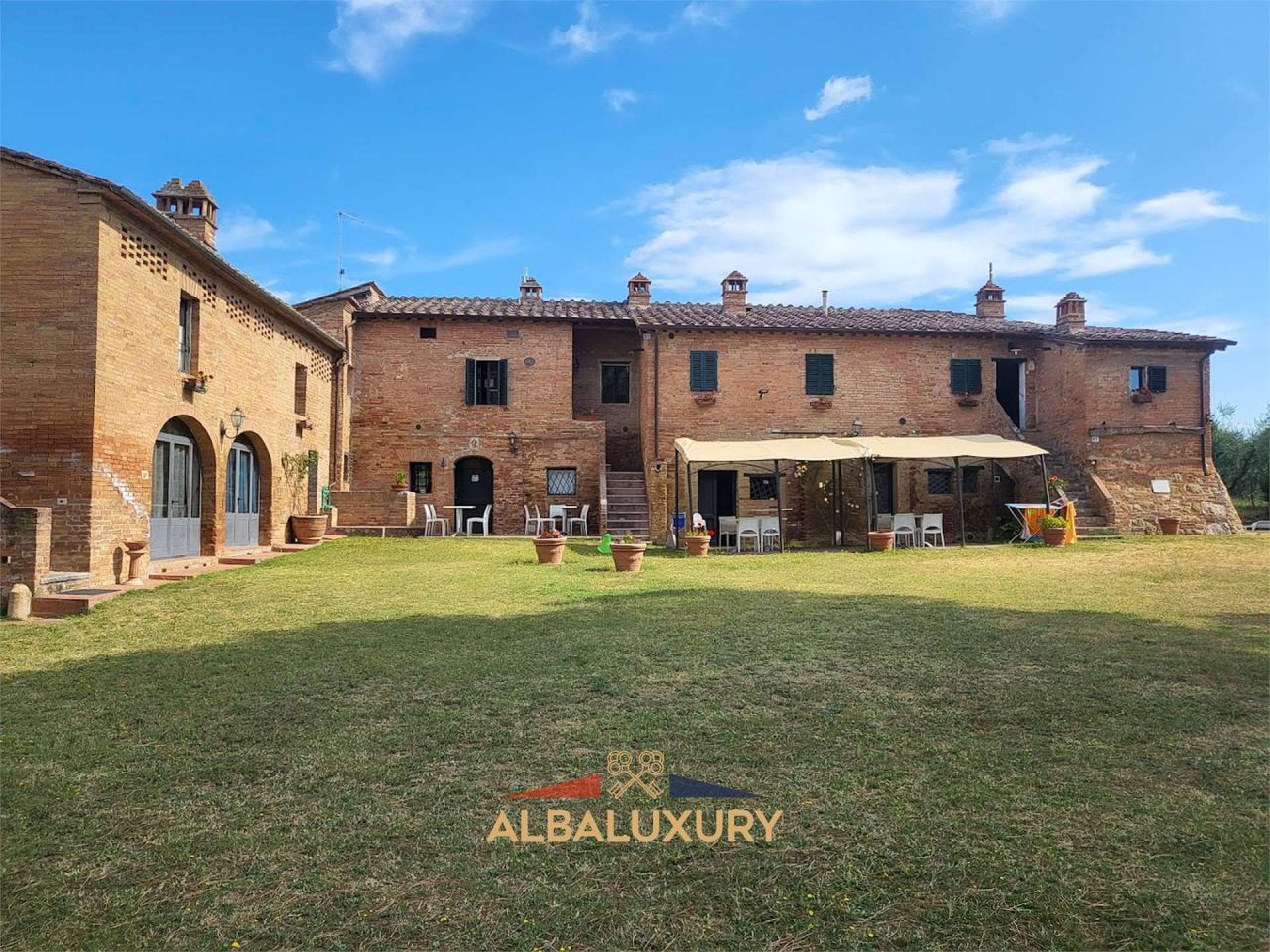 Villa en Siena, Italia, 650 m² - imagen 1