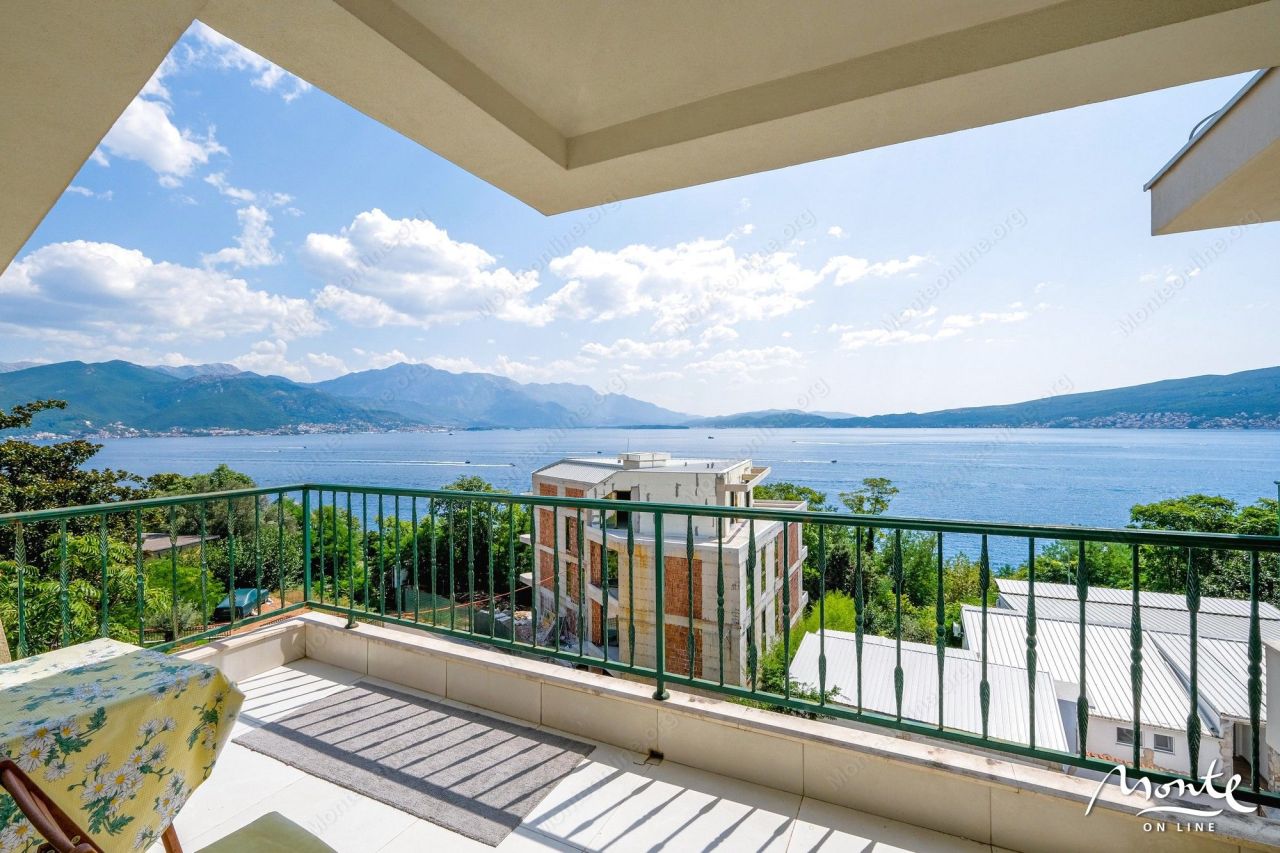 Penthouse in Herceg-Novi, Montenegro, 89 m² - picture 1