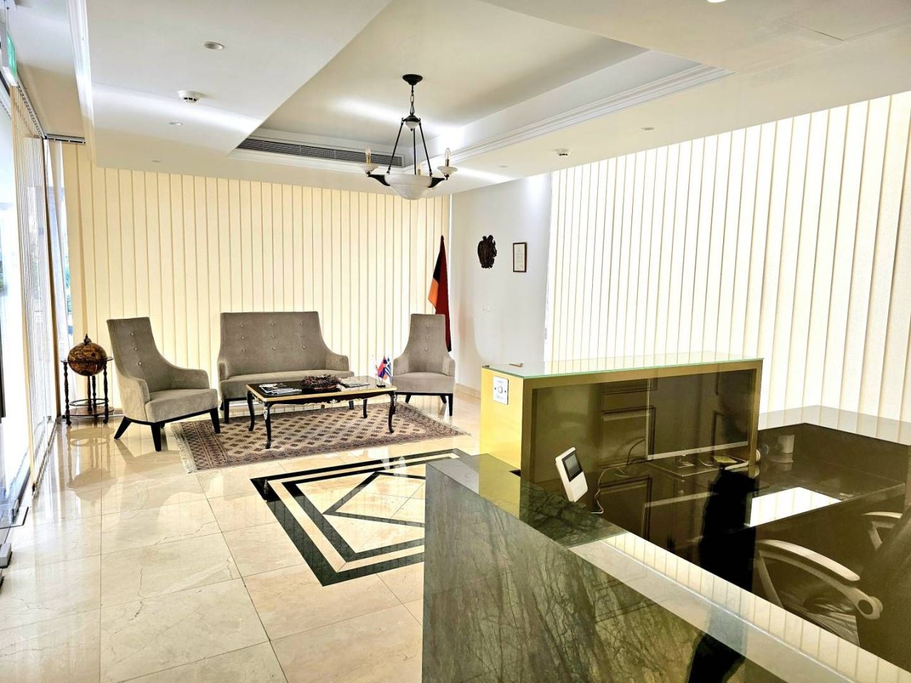 Oficina en Agios Athanasios, Chipre, 215 m² - imagen 1