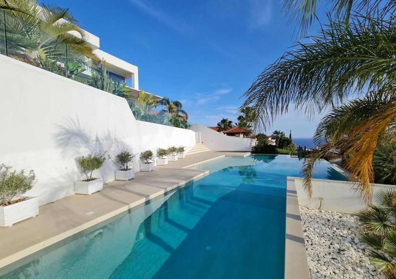House in Agios Tychon, Cyprus, 472 m² - picture 1