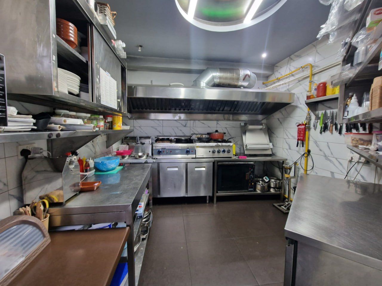 Biens commerciaux sur la plage de Finikoudes, Chypre, 180 m² - image 3