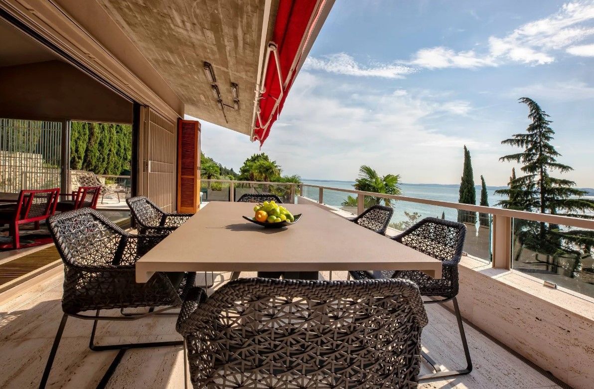 Villa à Torri del Benaco, Italie, 240 m² - image 2