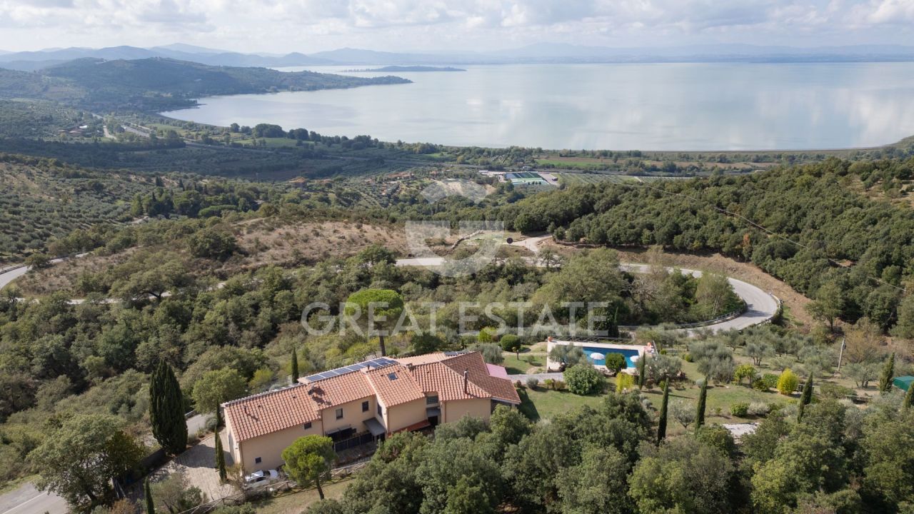 Villa in Passignano sul Trasimeno, Italy, 388 m² - picture 2