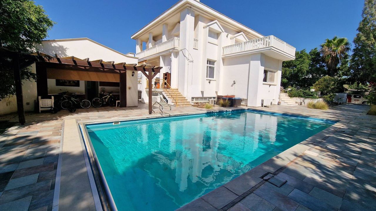 Maison à Limassol, Chypre, 1 050 m² - image 1