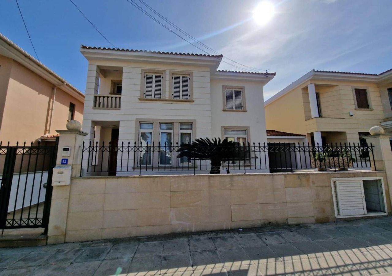 Maison à Strovolos, Chypre, 262 m² - image 1