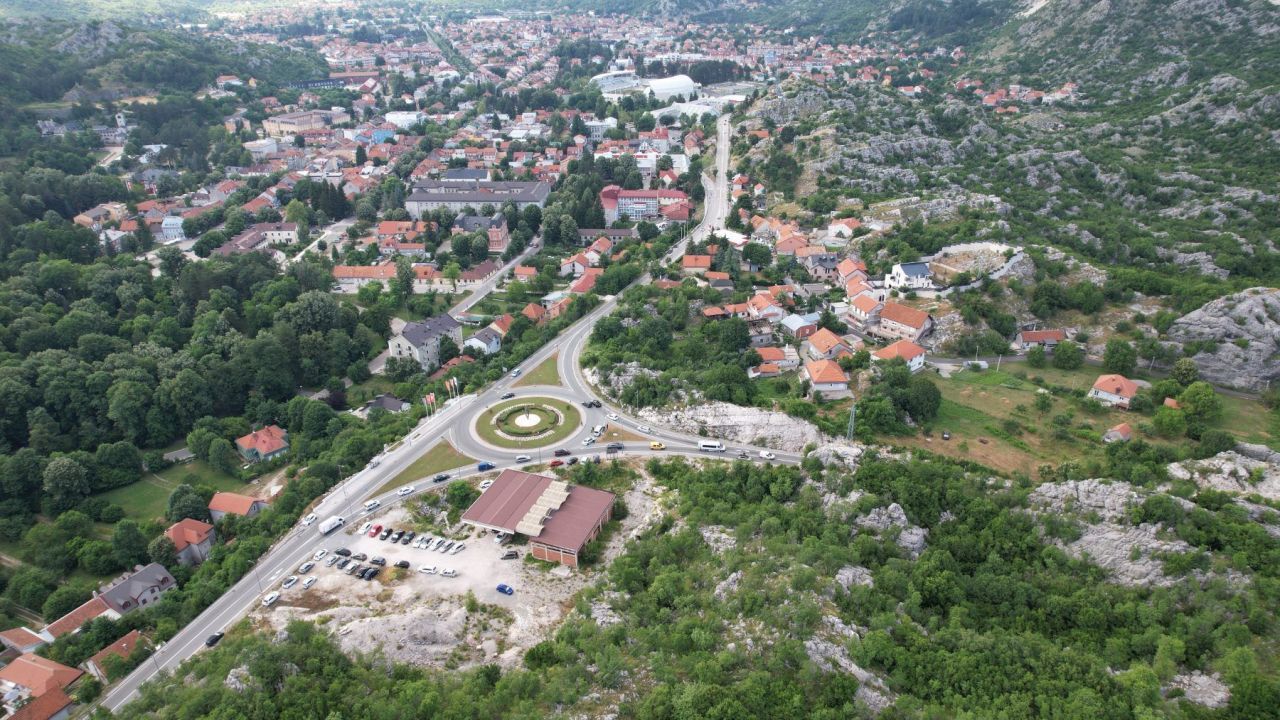 Terreno en Cetinje, Montenegro, 9 000 m² - imagen 1