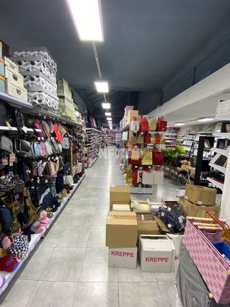 Commercial property in Barcelona, Spain, 635 m² - picture 2