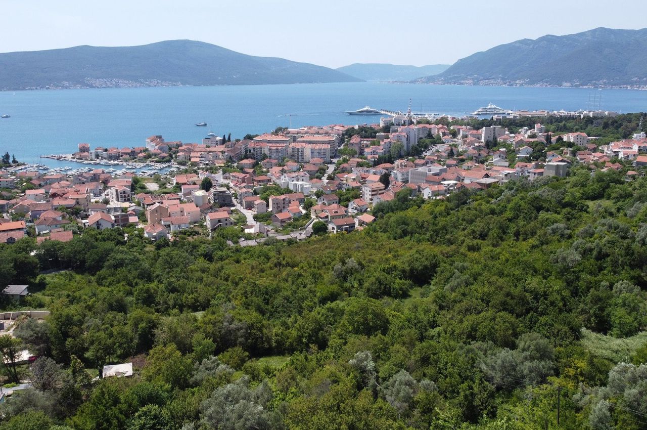 Terrain à Tivat, Monténégro, 1 430 m² - image 1