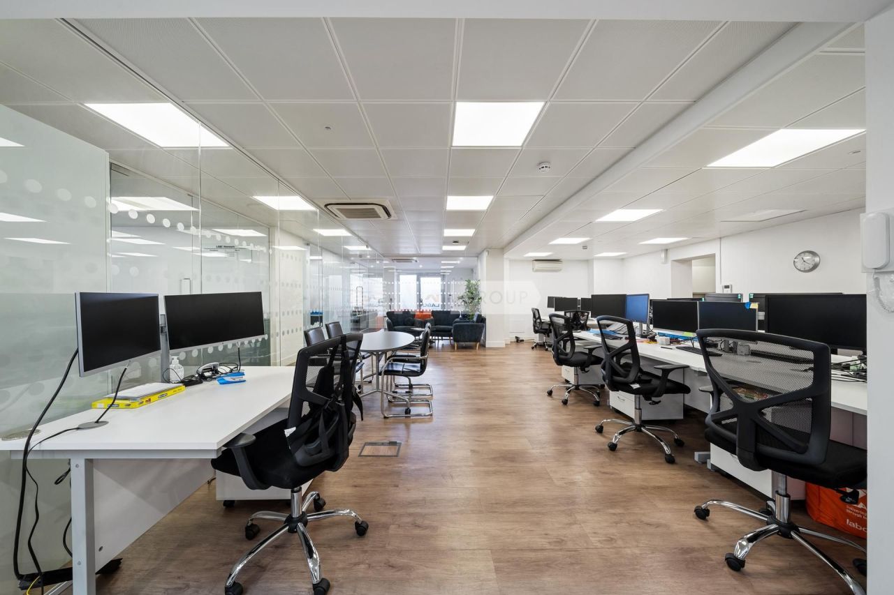 Office in London, United Kingdom, 237 m² - picture 4