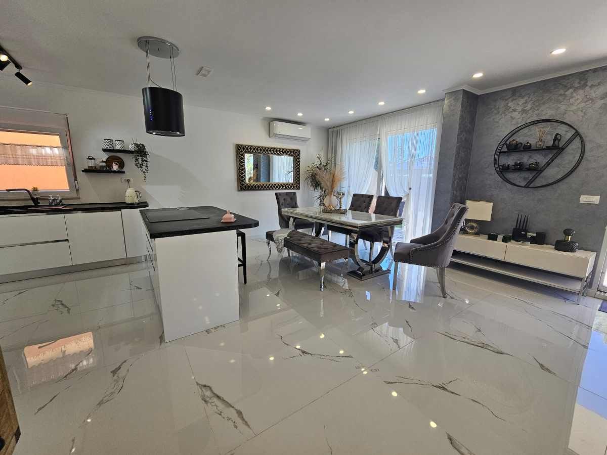 Villa in Bar, Montenegro, 222 m² - picture 1