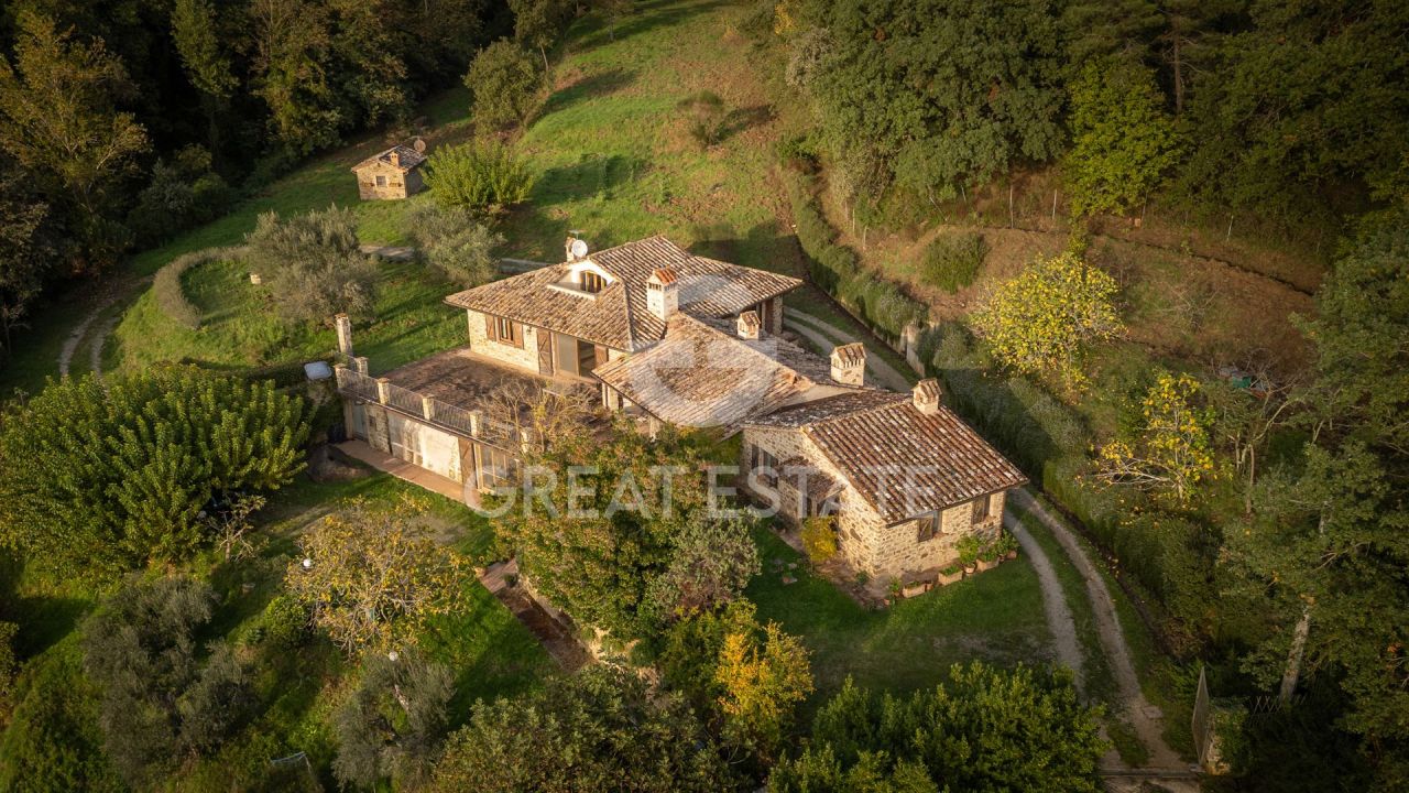 Maison à Tuoro sul Trasimeno, Italie, 392.3 m² - image 1