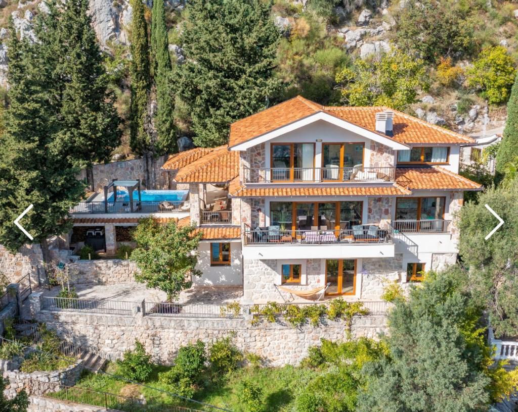 Villa in Markovici, Montenegro, 300 m² - picture 1