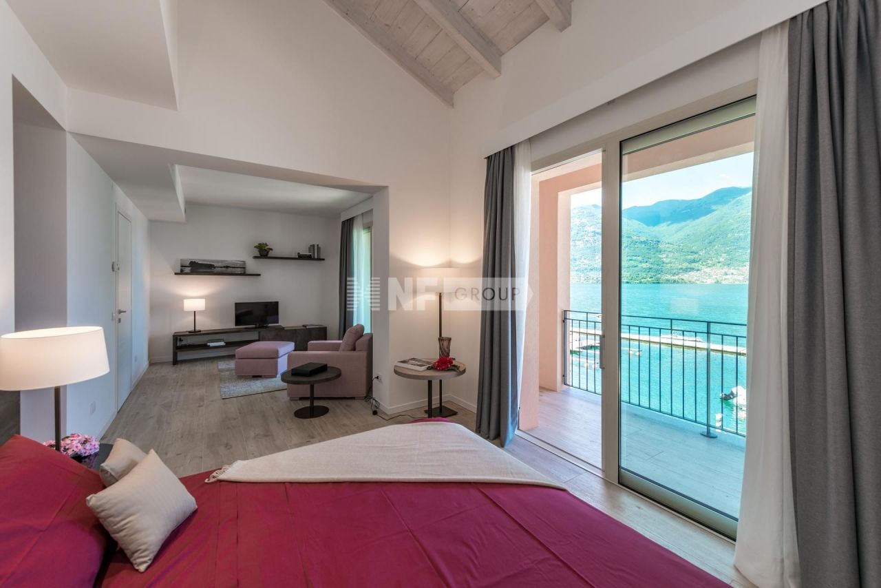 Flat in Como, Italy, 231 m² - picture 2