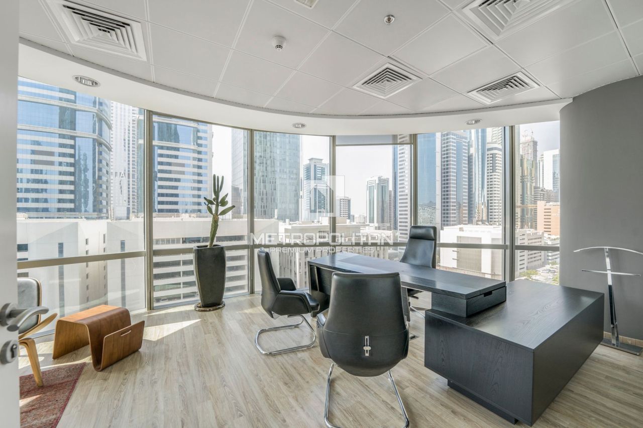 Office in Dubai, UAE, 289 m² - picture 1