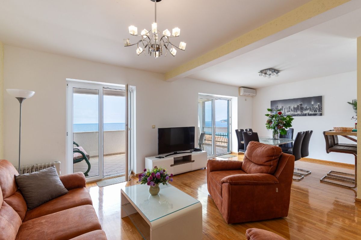 Wohnung in Sveti Stefan, Montenegro, 139 m² - Foto 1