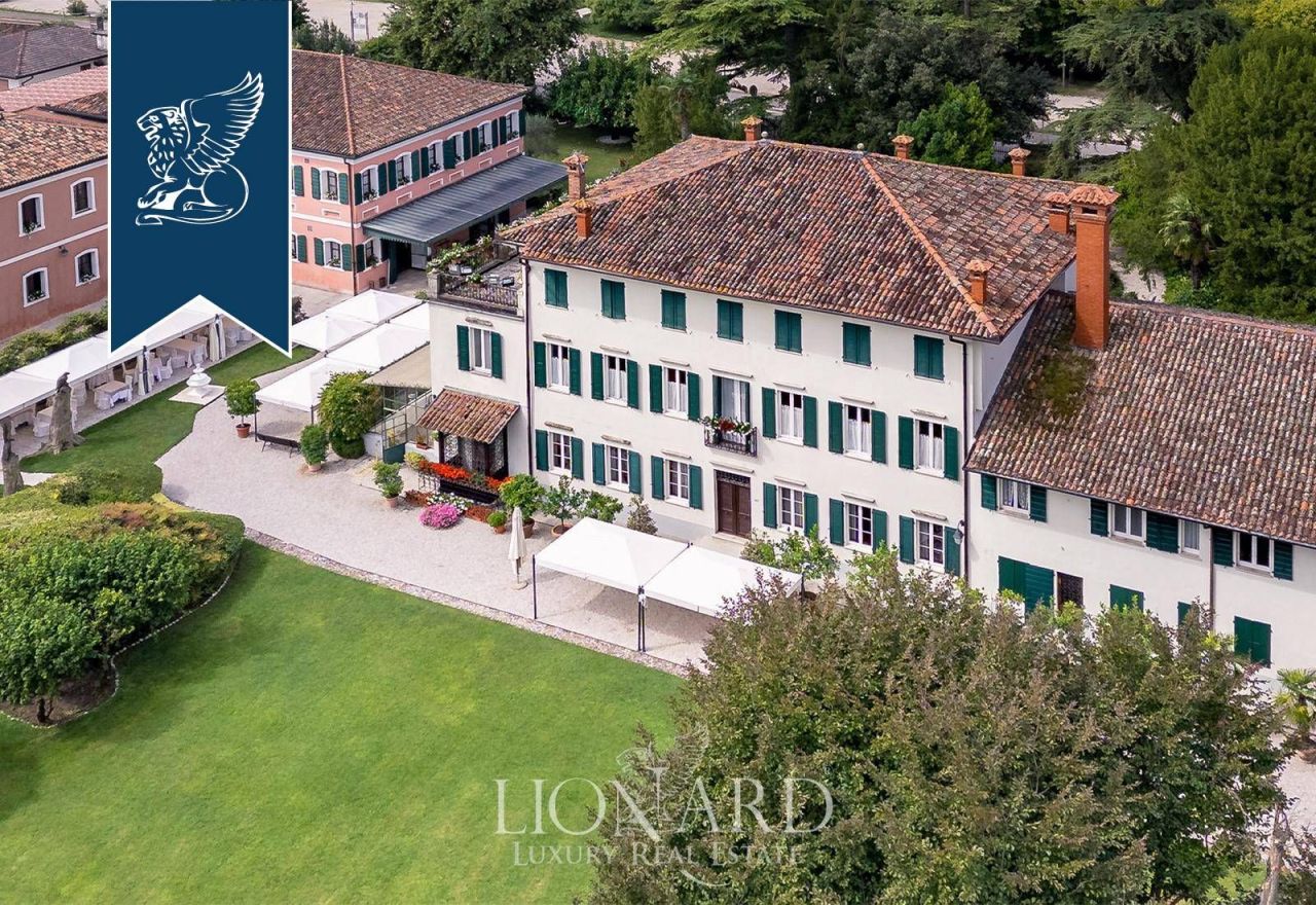 Villa en Pordenone, Italia, 2 300 m² - imagen 1