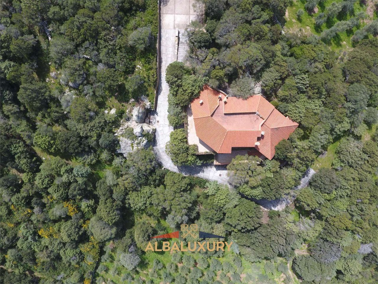 Villa à Palau, Italie, 1 020 m² - image 1