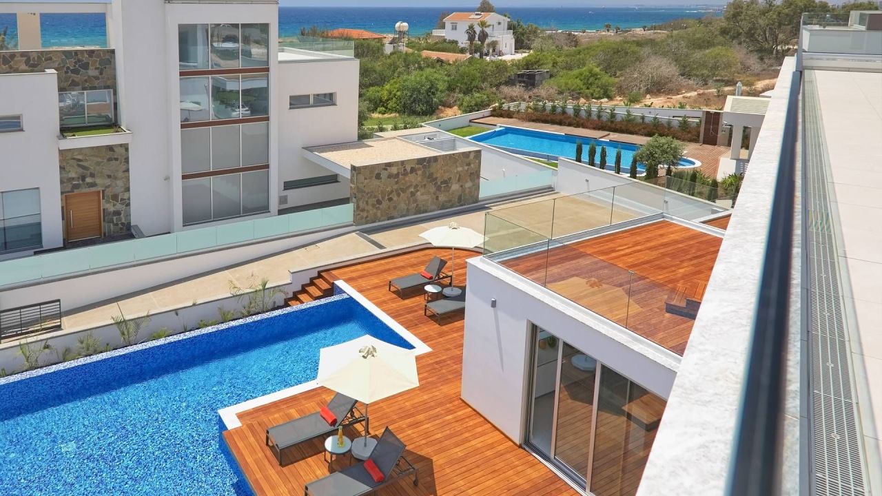 Maison à Agia Napa, Chypre, 250 m² - image 1