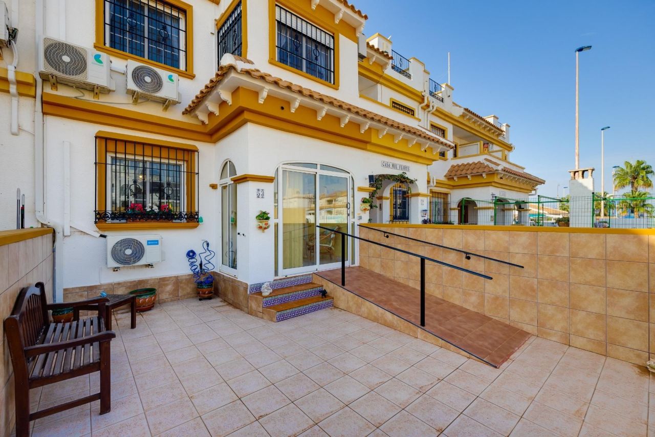 Maison à Torrevieja, Espagne, 85 m² - image 1