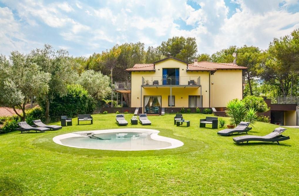 Villa en Andora, Italia, 375 m² - imagen 1