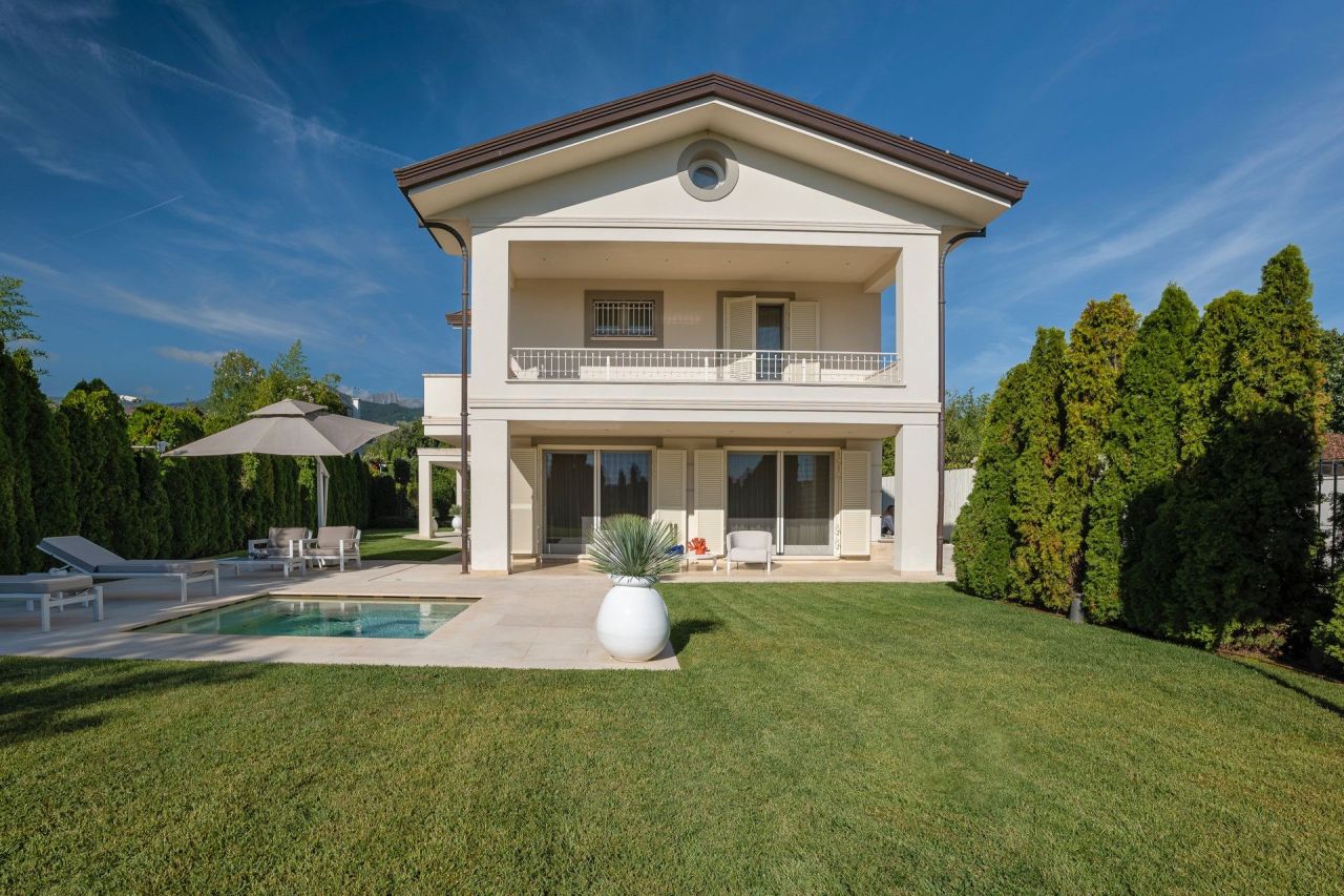 Villa in Forte dei Marmi, Italy, 390 m² - picture 1