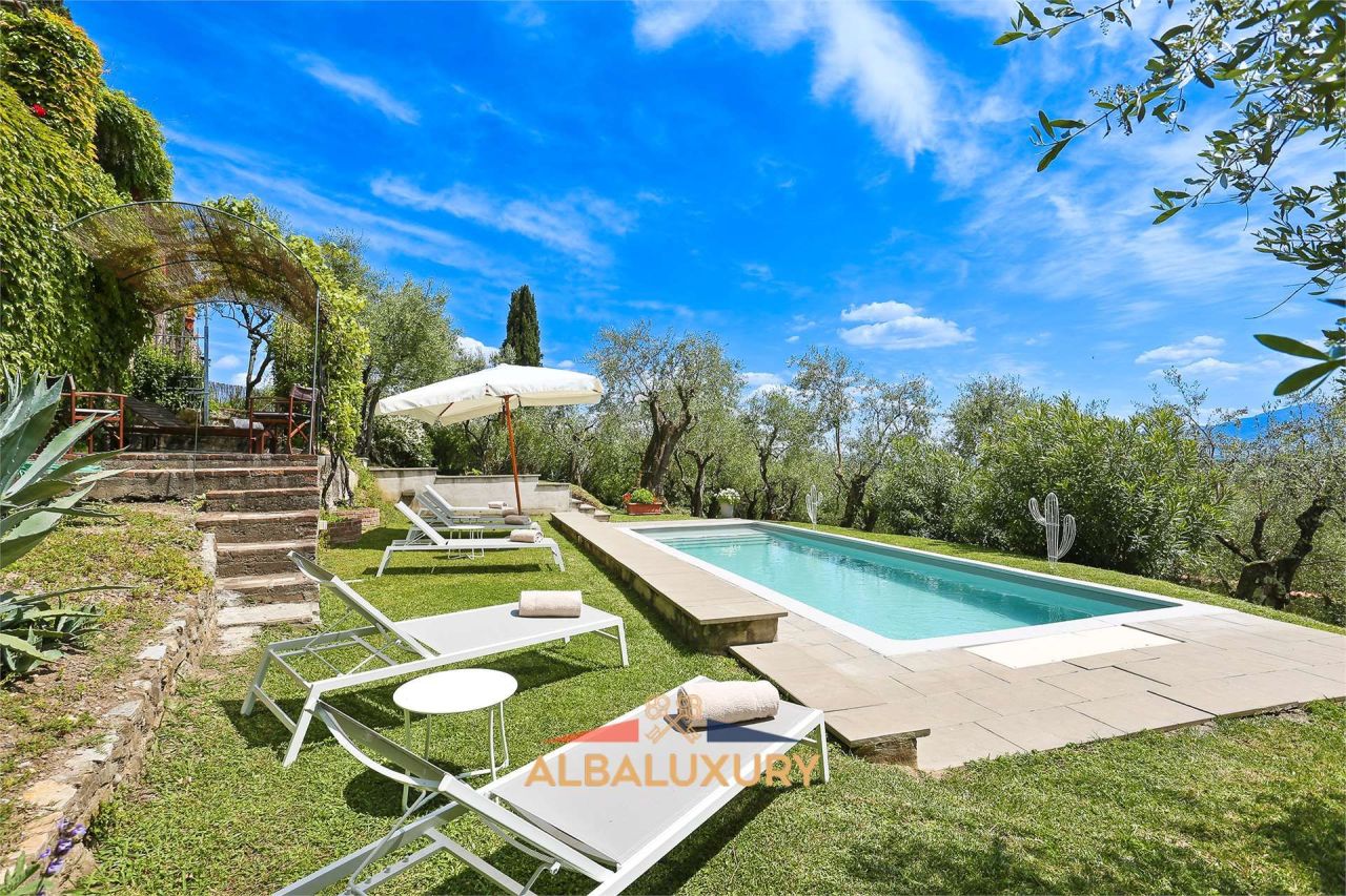 Villa in Lucca, Italy, 680 m² - picture 1