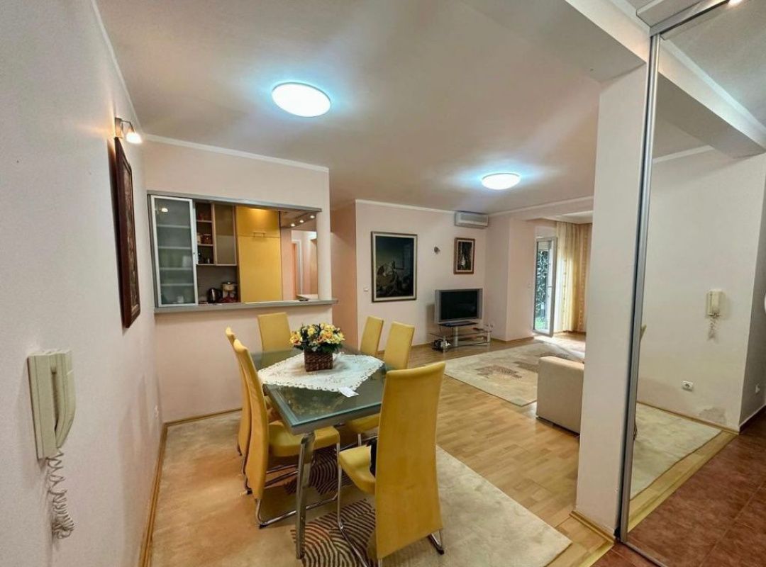 Piso en Budva, Montenegro, 80 m² - imagen 1