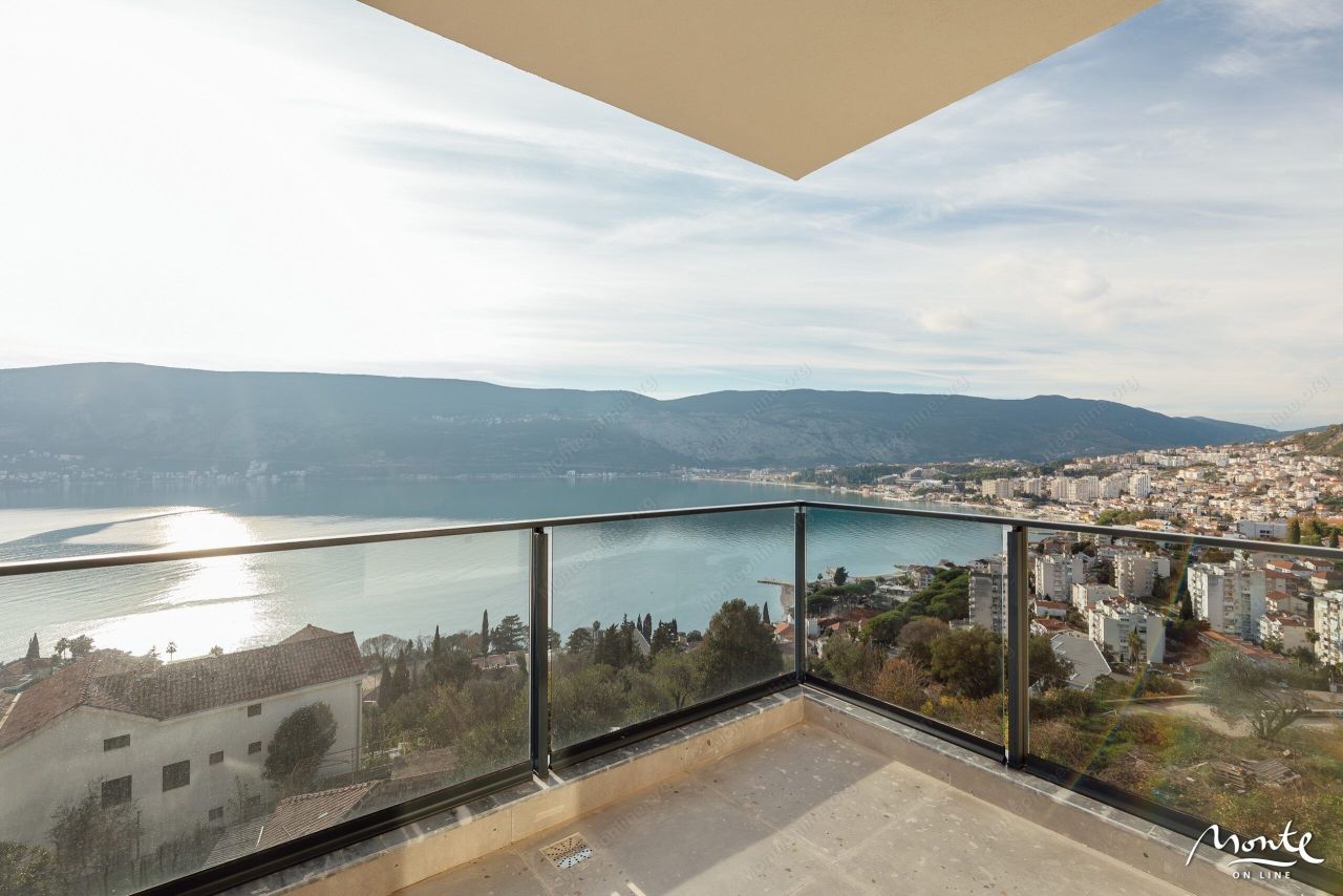 Flat in Herceg-Novi, Montenegro, 122 m² - picture 1