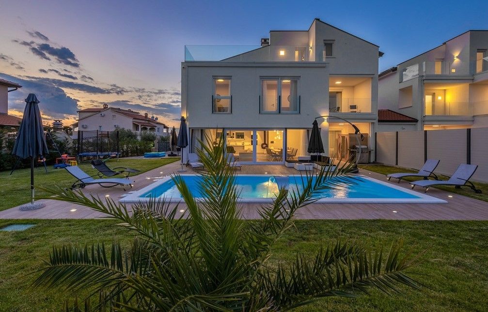 Maison à Poreč, Croatie, 360 m² - image 1