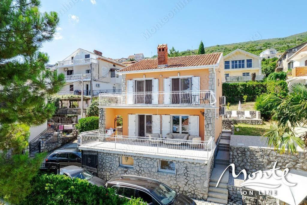 Haus in Tivat, Montenegro, 142 m² - Foto 1