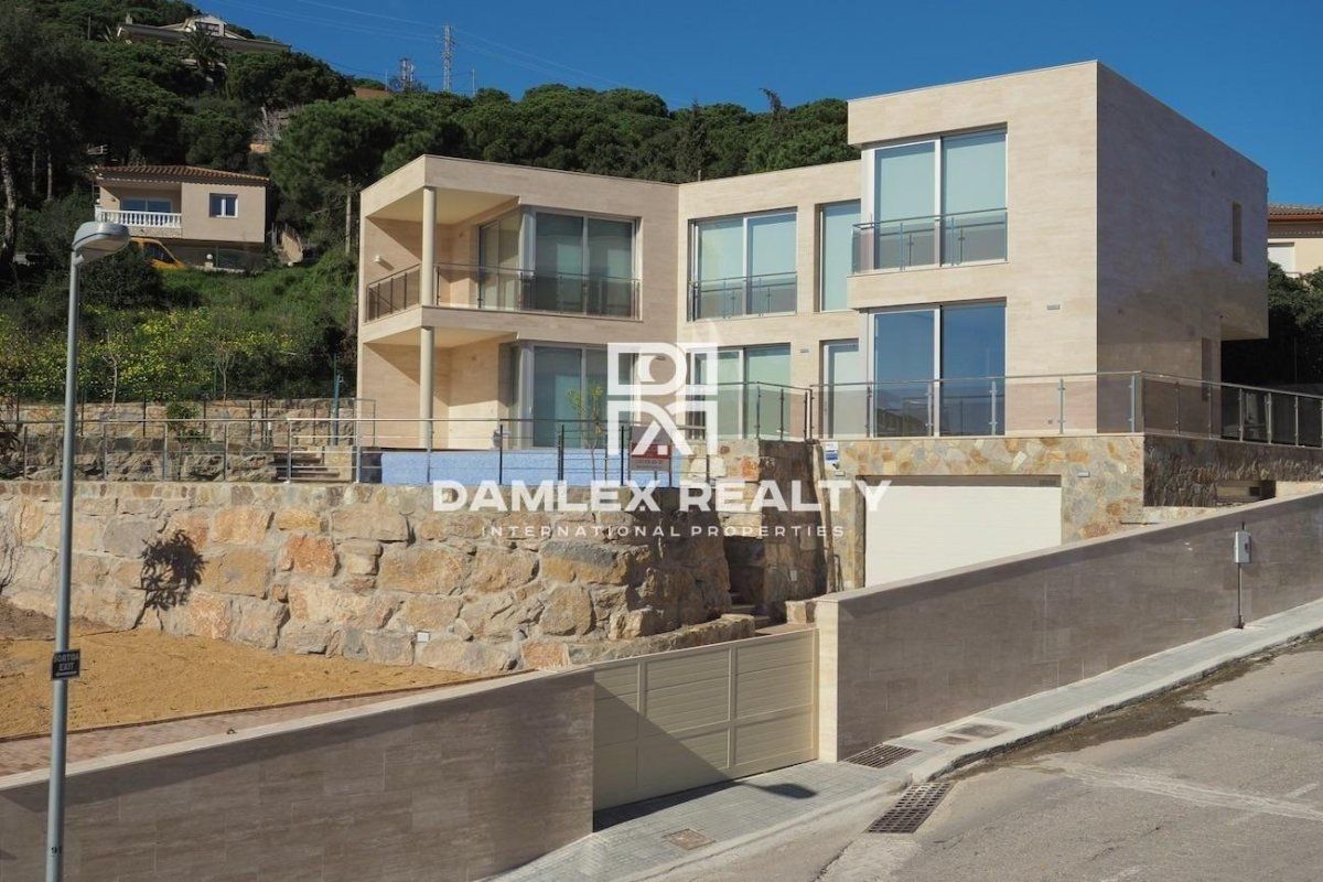 Villa in Lloret de Mar, Spain, 424 m² - picture 1