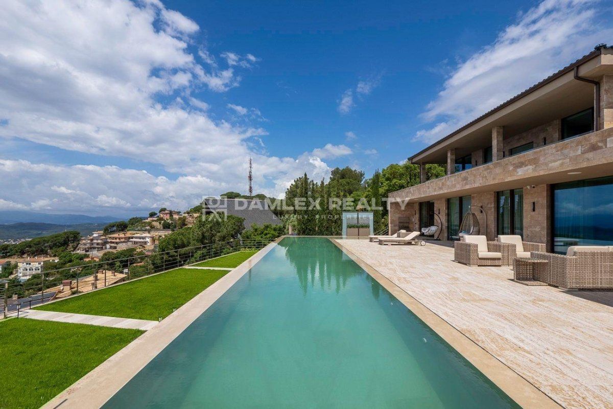 Villa in Lloret de Mar, Spain, 527 m² - picture 2