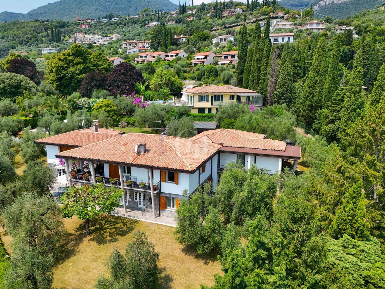 Villa por Lago de Garda, Italia, 710 m² - imagen 1