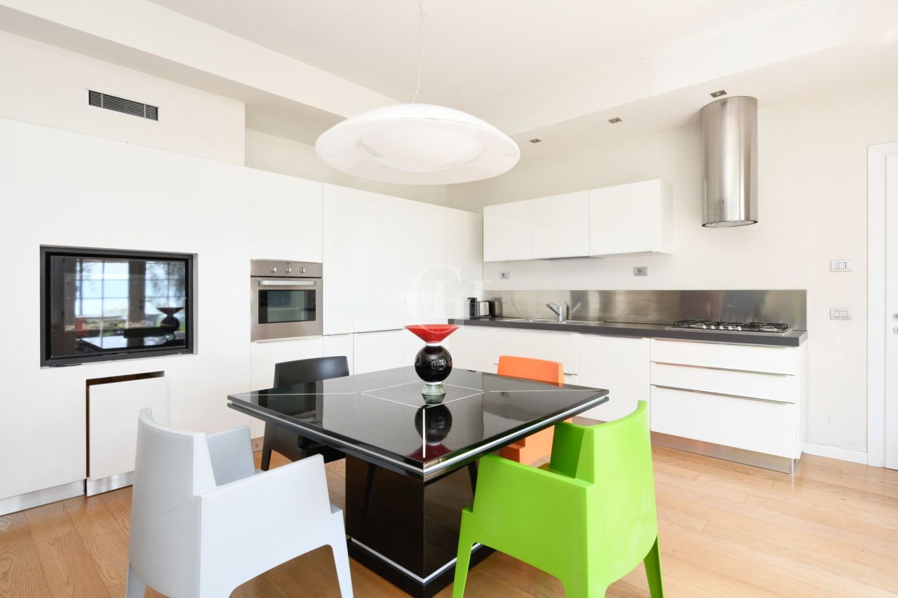 Villa on Lake Garda, Italy, 710 m² - picture 15