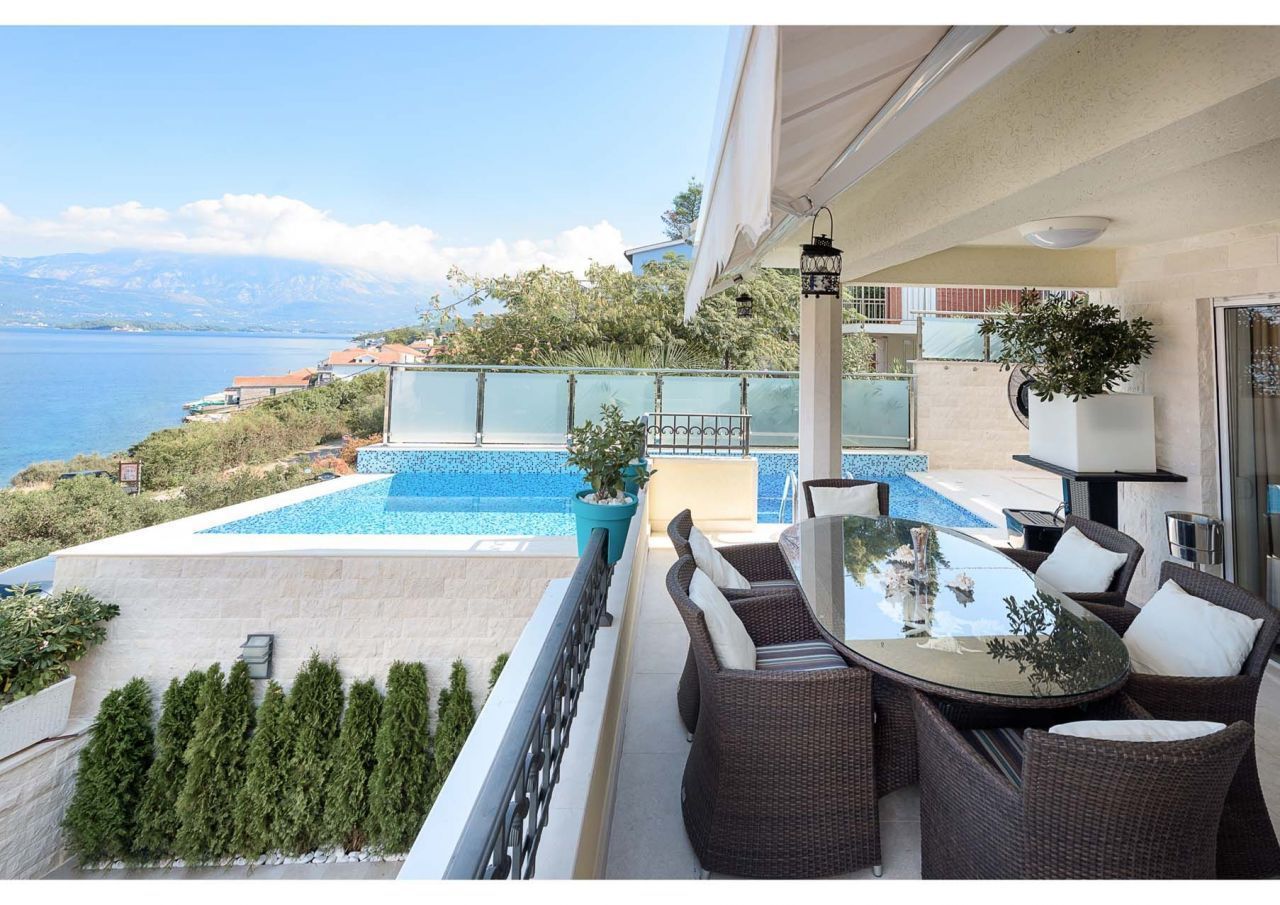 Villa en Tivat, Montenegro, 280 m² - imagen 1