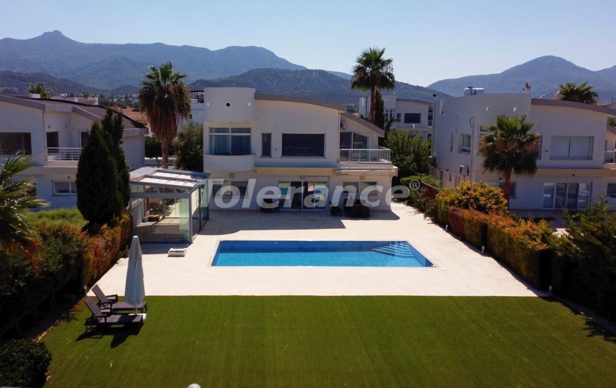 Villa en Kyrenia, Chipre, 286 m² - imagen 1