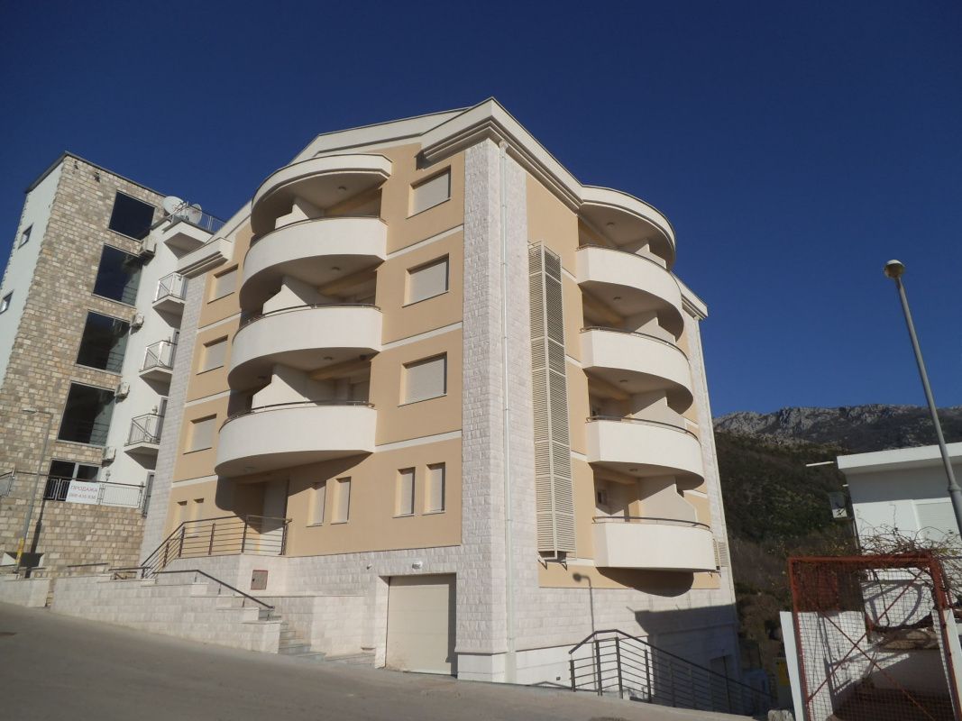 Mietshaus in Budva, Montenegro, 1 490 m² - Foto 1