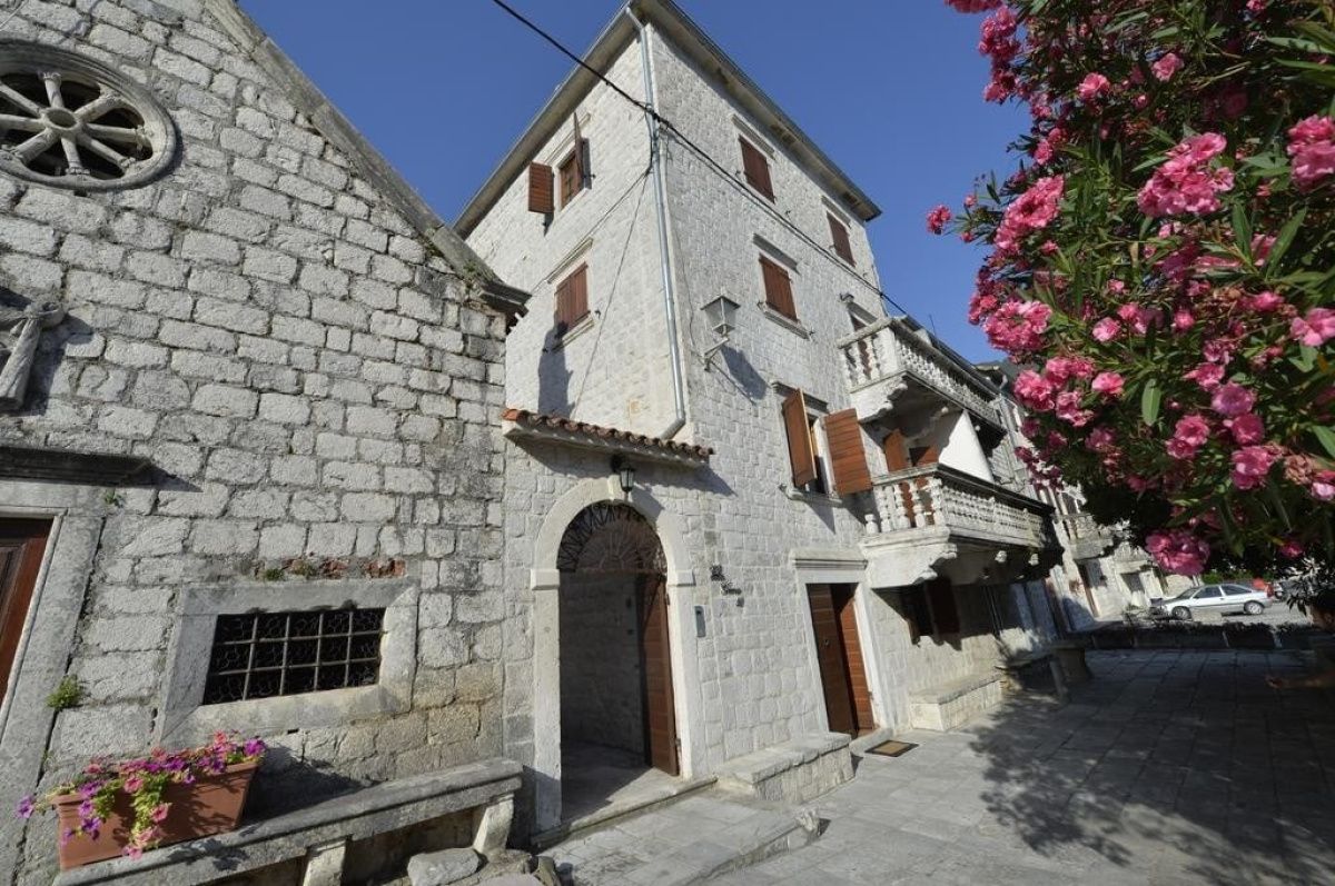 Casa en Kotor, Montenegro, 250 m² - imagen 1