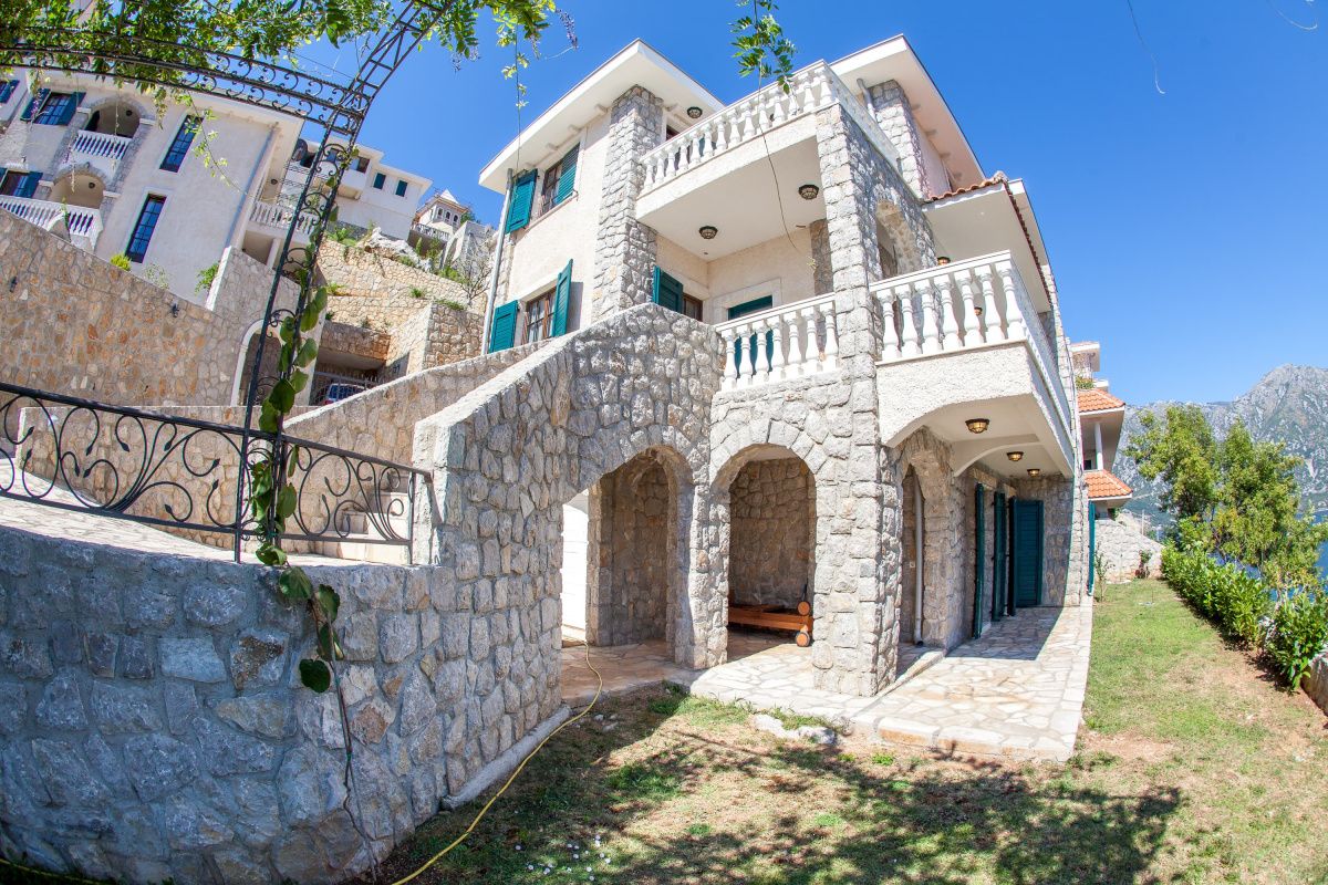 Casa en Kotor, Montenegro, 236 m² - imagen 1