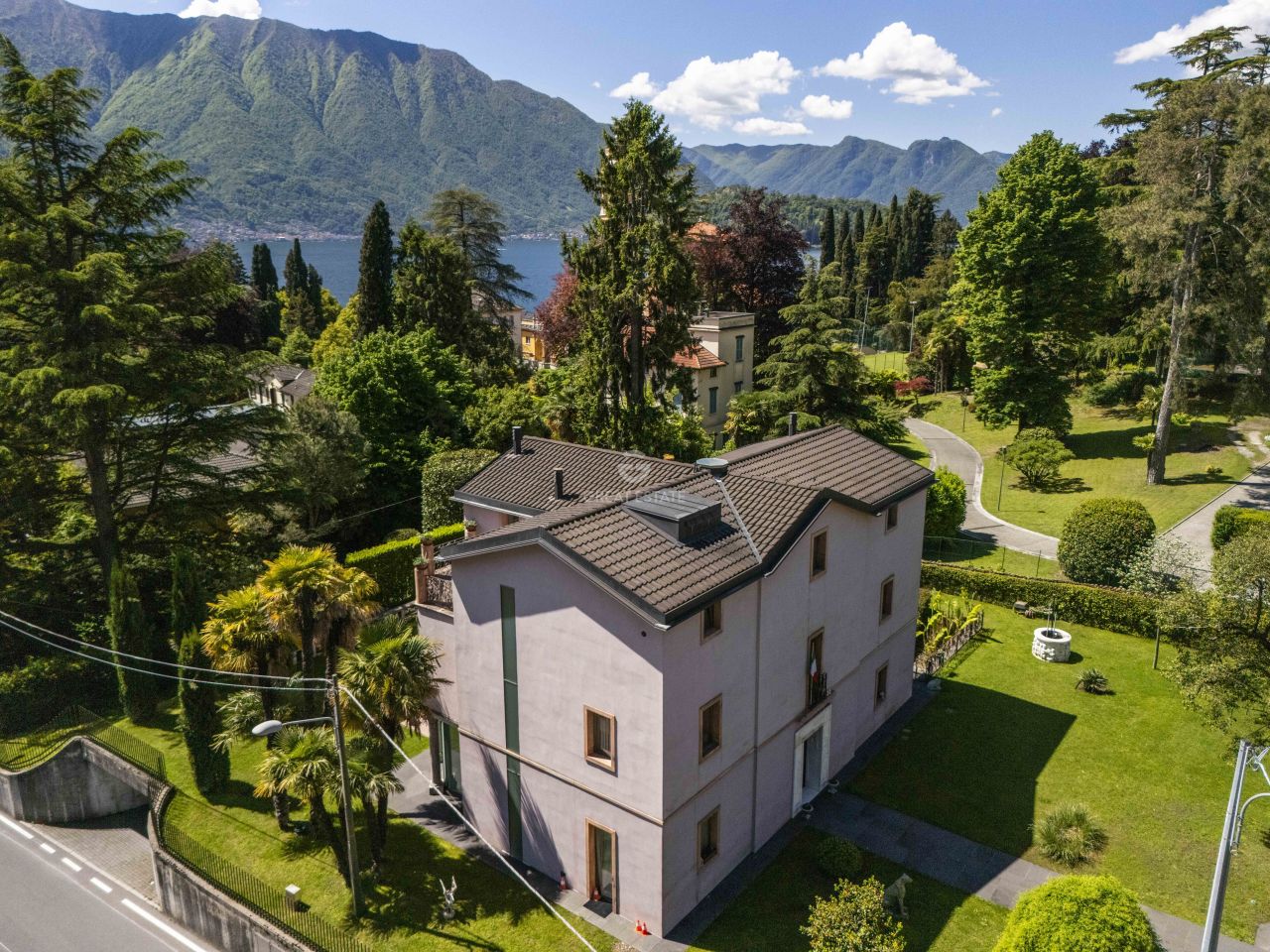 Villa in Como, Italy, 618 m² - picture 1